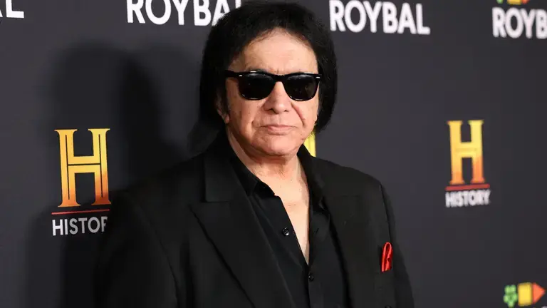 Втратив свідомість за кермом: вокаліст гурту KISS потрапив в аварію