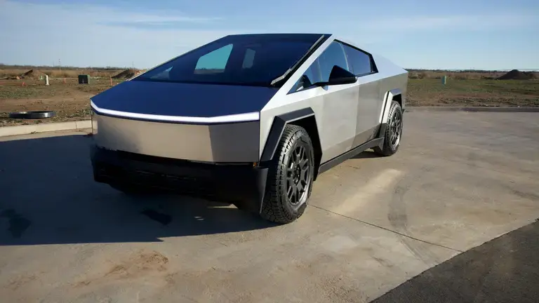 Tesla не може продати Cybertruck: продажі обвалилися на 63%, Ілон Маск викуповує авто для власних компаній