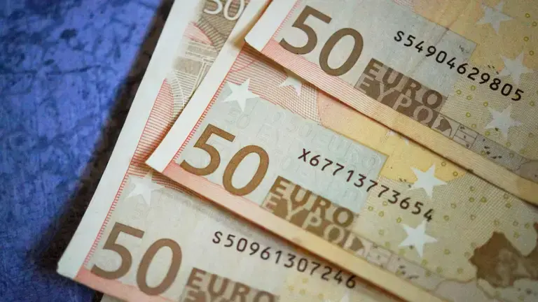 Євро старого зразка не зникає: що варто знати українцям про банкноти 2002 року