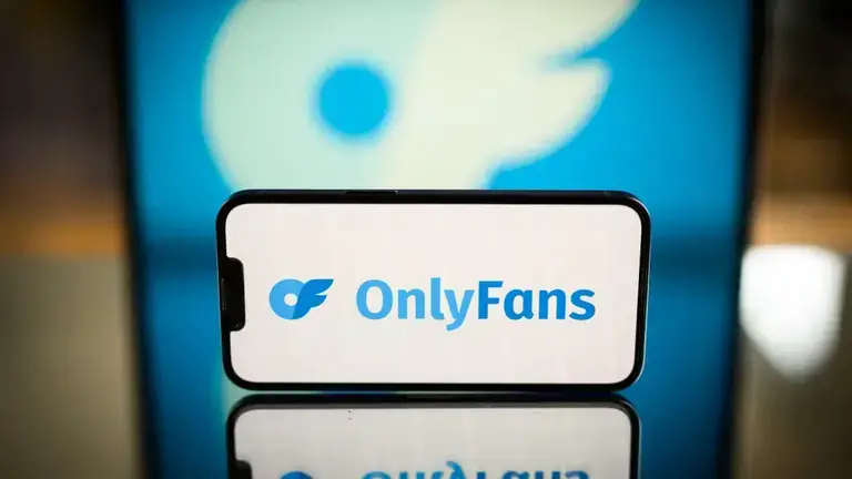 Податкова служба виставила рахунки українським моделям OnlyFans