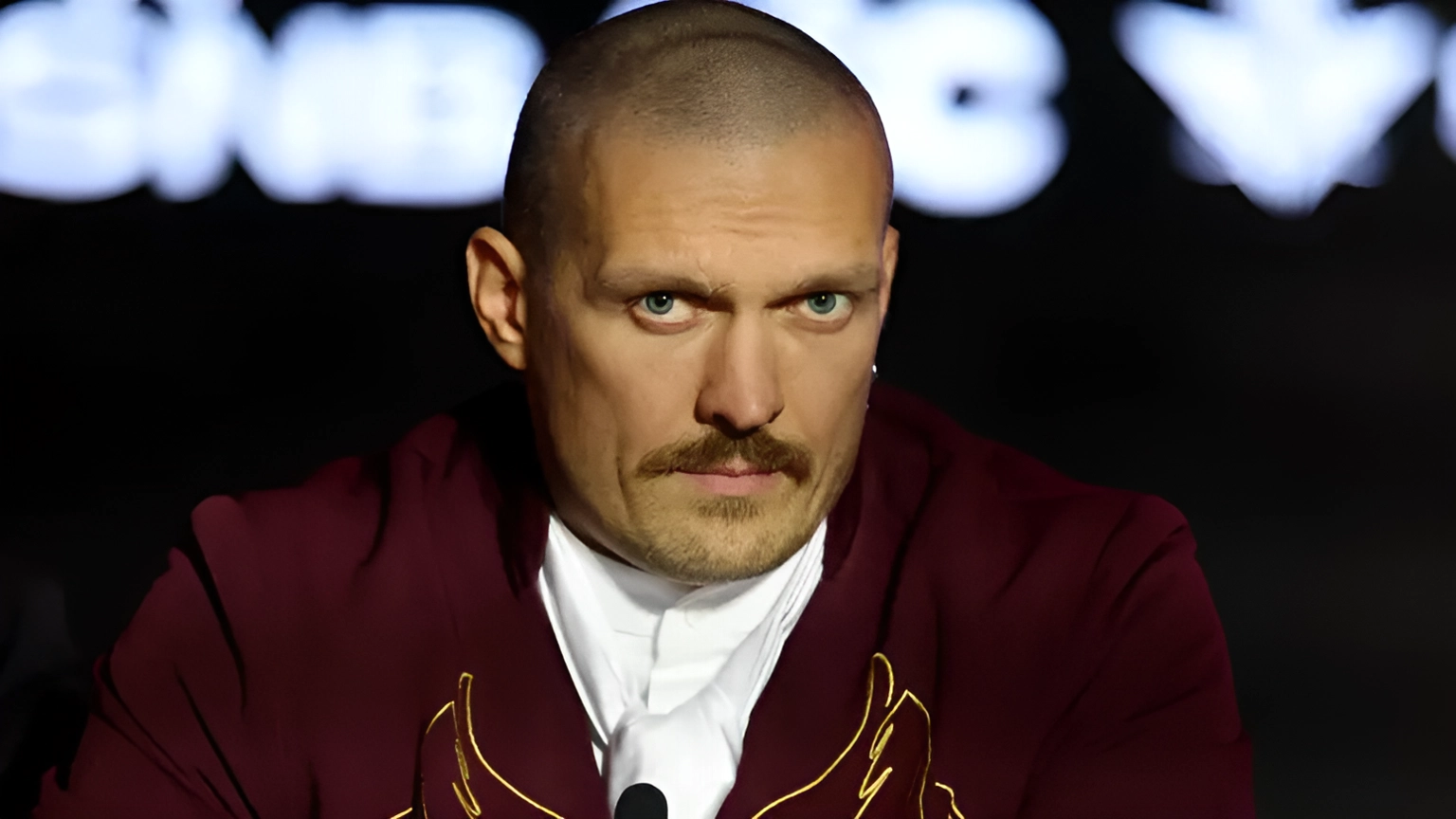 Олександр Усик несподівано звільнив чемпіонські титули
